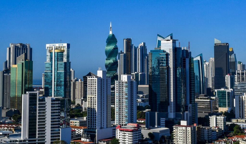 Foto yang diambil pada 25 April 2019 ini menunjukkan pemandangan udara kawasan gedung perkantoran di Kota Panama, salah satu negara "surga pajak" yang menyediakan suaka pajak dengan menawarkan tarif pajak jauh lebih rendah. (Photo by Luis ACOSTA / AFP)