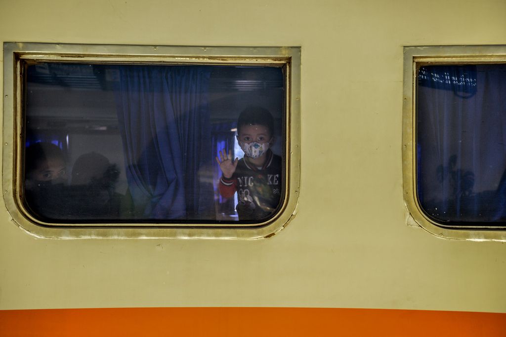 Seorang anak melihat ke arah jendela kereta api saat tiba di Stasiun Pasar Senen, Jakarta Pusat, Selasa (11/4/2023). Menjelang Lebaran 2023, penumpang di Stasiun Pasar Senen belum mengalami lonjakan. 