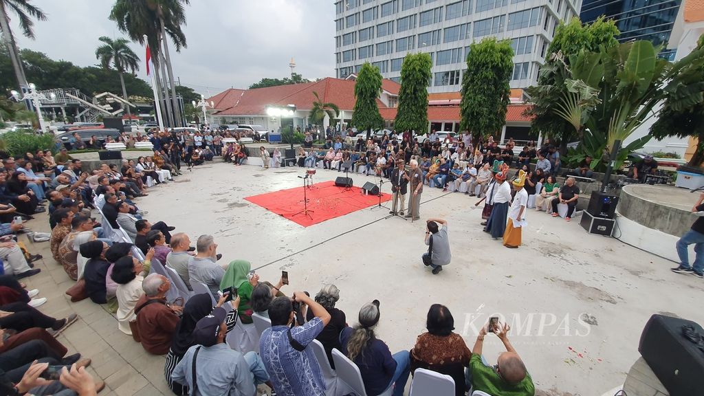 Penonton menyimak sambutan dari seniman Butet Kartaredjasa dalam pembukaan pameran tunggalnya bertajuk &quot;Melik Nggendong Lali&quot; di halaman depan Galeri Nasional, Jakarta Pusat, Jumat (26/4/2024).