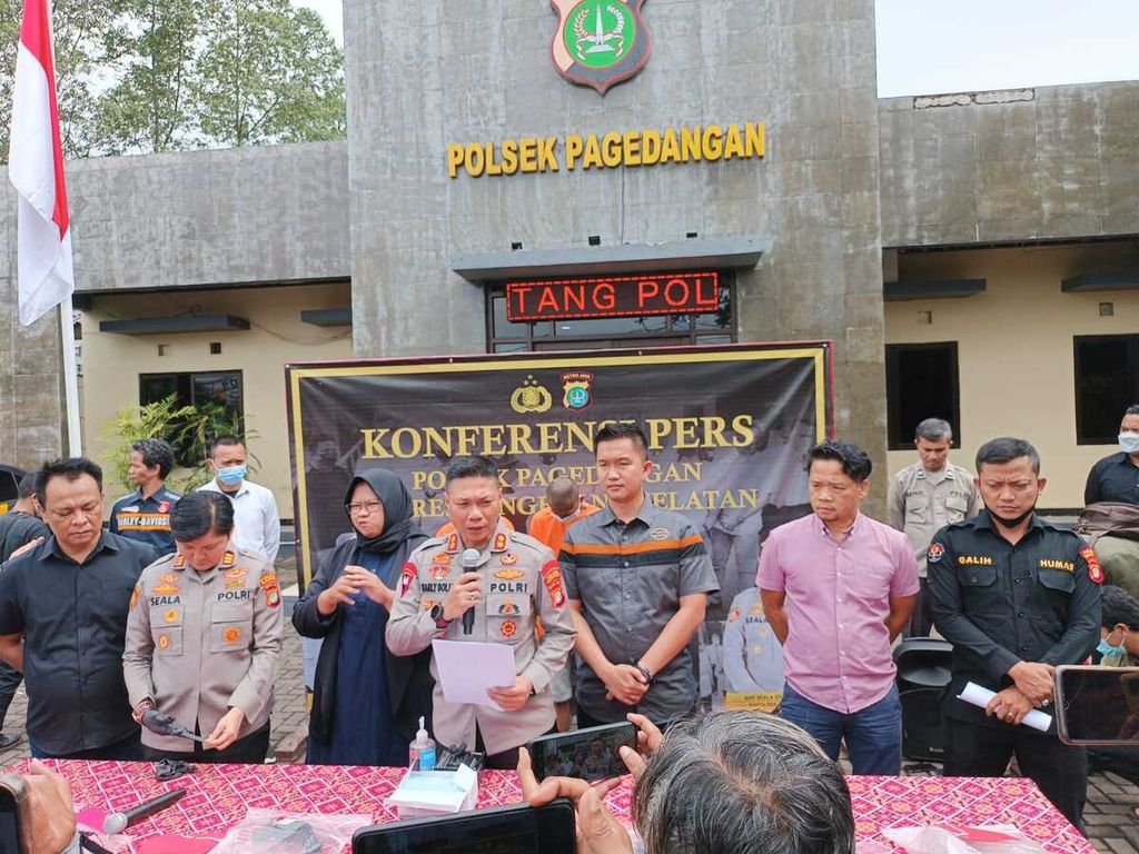 Kepala Kepolisian Resor Tangerang Selatan Ajun Komisaris Besar Sarly Sollu saat menyampaikan kronologis pembunuhan yang melibatkan kakak beradik di Polsek Pagedangan, Kabupaten Tangerang, Selasa (3/1/2022).