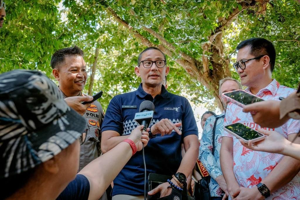 Menteri Pariwisata dan Ekonomi Kreatif Sandiaga Uno (tengah) dan Bupati Minahasa Utara Joune Ganda (kanan) memberikan keterangan pers di Pantai Pulisan, Minahasa Utara, Sulawesi Utara, Rabu (9/8/2023).