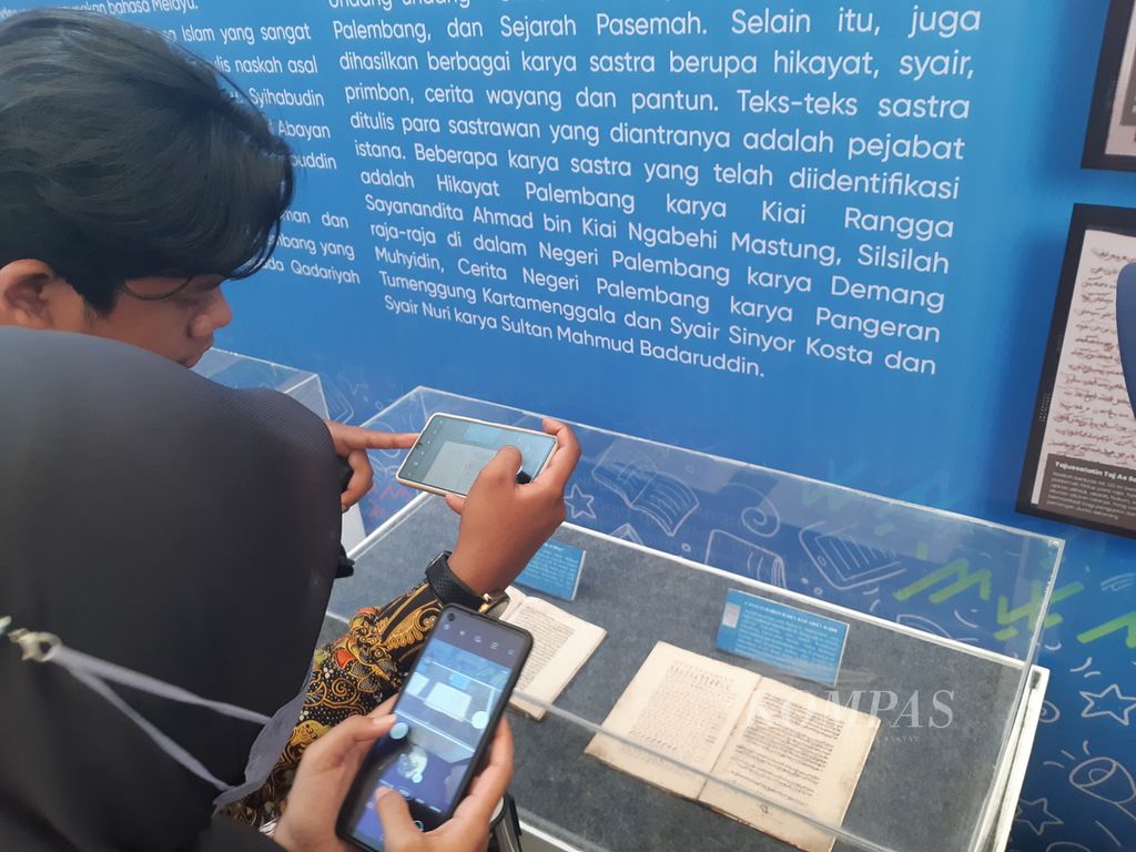 Pengunjung melihat pameran naskah kuno di Festival Literasi Sumsel tahun 2022 di Komplek Olahraga Jakabaring Palembang, Sumatera Selatan, Sabtu (5/11/2022). 