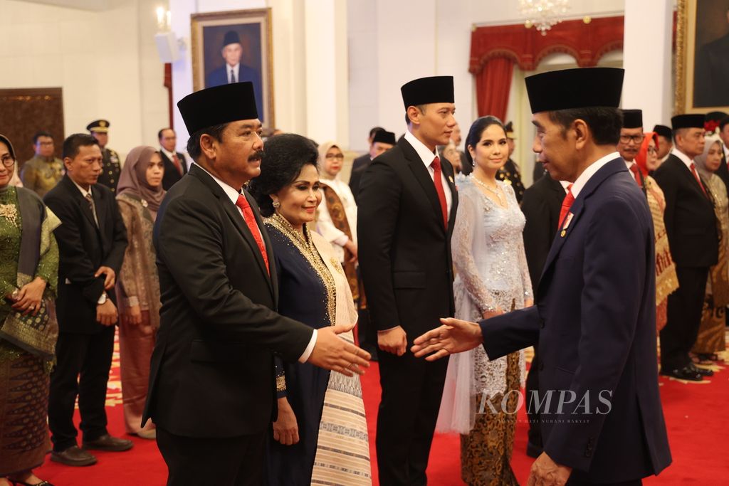 President Joko Widodo congratulated the Coordinating Minister for Politics, Law and Security (Menkopolhukam) Hadi Tjahjanto (left) and the Minister of Agrarian and Spatial Planning/Head of the National Land Agency Agus Harimurti Yudhoyono (AHY) after their inauguration at the State Palace in Jakarta on Wednesday (21/2/2024).