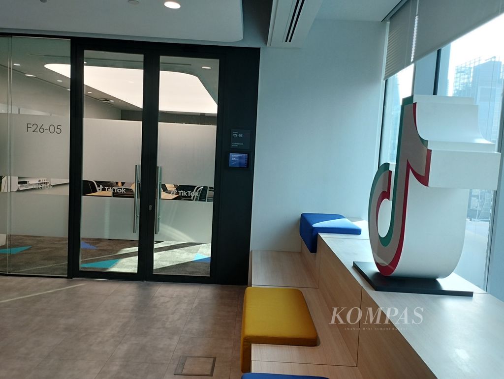 Salah satu pojok di kantor TikTok di Singapura. Terdapat ruangan tertutup untuk rapat. Ada juga ruangan terbuka dengan logo TikTok. Foto diambil 2 November 2023.