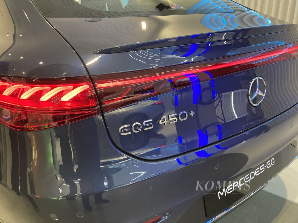 Emblem Mercedes-Benz EQS 450+ Electric Art pada peluncuran mobil listrik premium Mercedes-Benz EQS dan EQE di Mercedes-EQ Space di Senayan City, Jakarta Pusat, Kamis (8/12/2022).