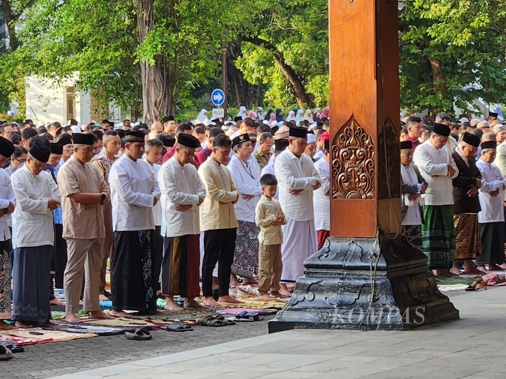 Suasana pelaksanaan shalat Idul Fitri, di Balai Kota Surakarta, Jawa Tengah, Rabu (10/4/2024). Wali Kota Surakarta Gibran Rakabuming Raka dan keluarganya mengikuti ibadah di tempat itu. 