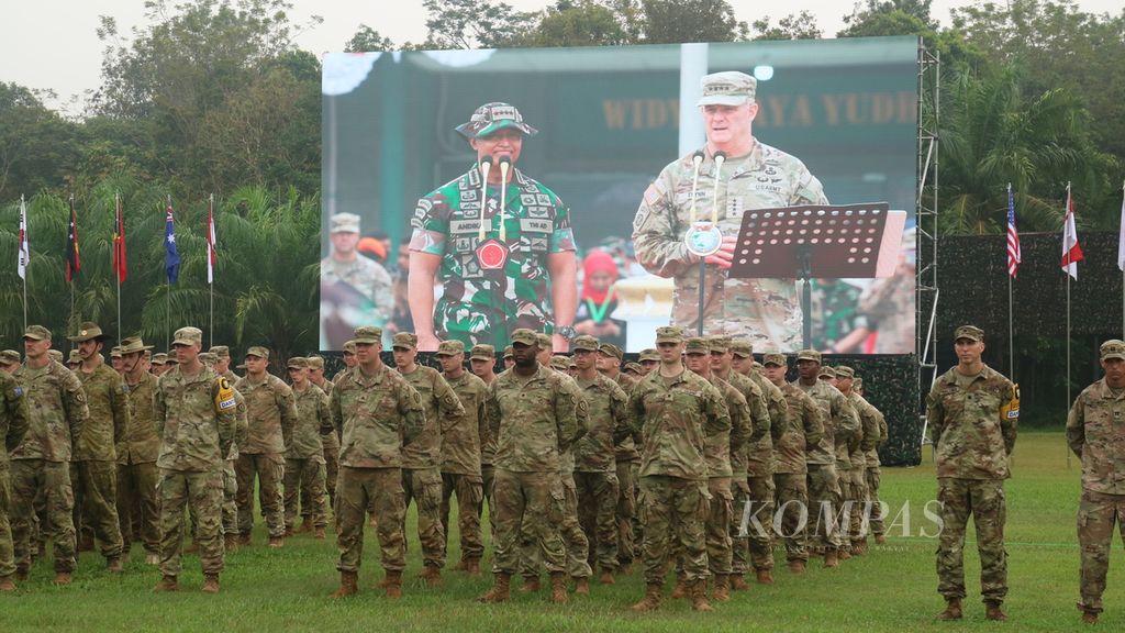 Panglima TNI Jenderal Andika Perkasa dan Komandan Jenderal Angkatan Darat AS untuk Pasifik Jenderal Charles Flynn memimpin upacara pembukaan latihan bersama Super Garuda Shield 2022 di Puslatpur Baturaja, Oku Timur, Sumatera Selatan, Rabu (3/8/2022).