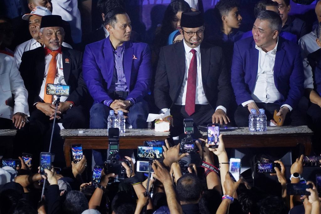 Bakal calon presiden dari Koalisi Perubahan untuk Persatuan, Anies Baswedan, duduk bersama Presiden PKS Ahmad Syaikhu (kiri), Ketua Umum Partai Demokrat Agus Harimurti Yudhoyono, dan Wakil Ketua Umum Partai Nasdem Ahmad Ali (kanan) dalam acara deklarasi sukarelawan Amanat Indonesia (ANIES) di Lapangan Tennis Indoor, Gelora Bung Karno, Jakarta,  Minggu (7/5/2023).