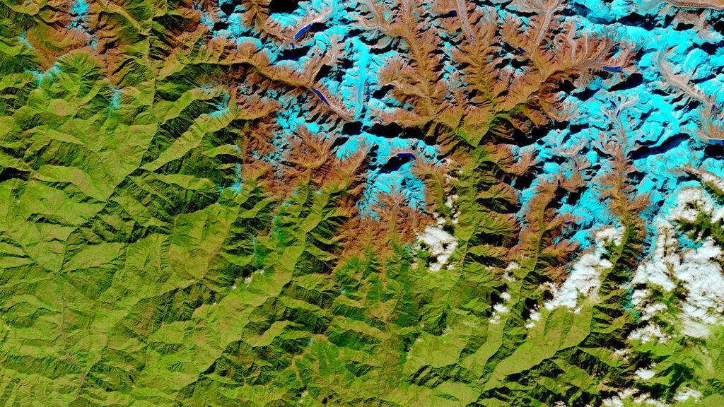Komposit warna SWIR puncak Pegunungan Himalaya yang tertutup salju, 28 November 2022.