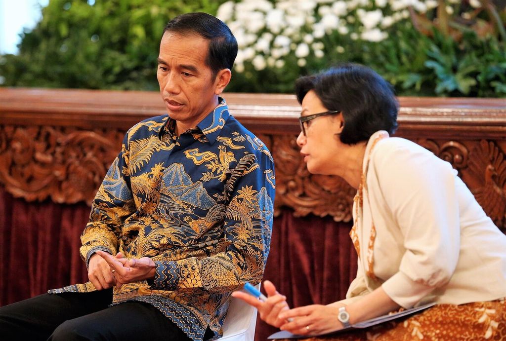 Presiden Joko Widodo berbincang dengan Menteri Keuangan Sri Mulyani Indrawati