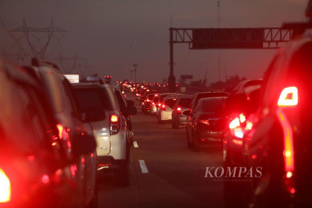 Kepadatan lalu lintas terlihat di sekitar Kilometer 307 ruas Tol Pejagan-Pemalang, Jawa Tengah, saat diberlakukan satu arah dari Gerbang Tol Kalikangkung menuju Cikampek, Jumat (6/5/2022) petang.