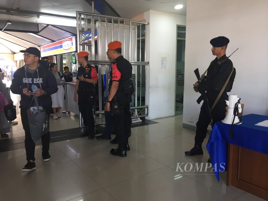 Pengamanan Brimob pasca pemilu 2019 di stasiun bandung jabar 