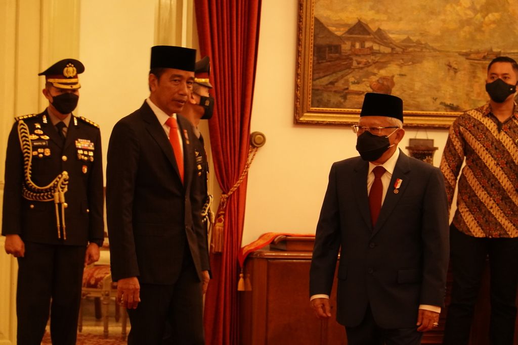 President Joko Widodo and Vice President Ma'ruf Amin chat before the Inauguration of the Governor and Deputy Governor of D.I. Yogyakarta at the State Palace, Jakarta, Monday (10/10/2022).