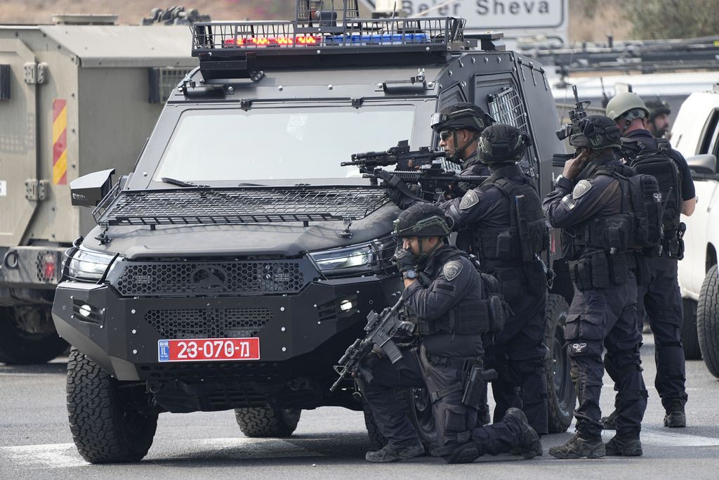 Polisi Israel bersiaga di dekat Ashkelon, Israel, Minggu (8/10/2023). 