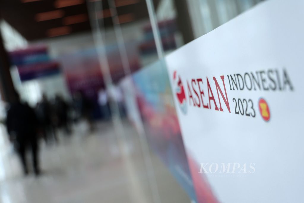 Papan penunjuk untuk terkait KTT Ke-42 ASEAN terpasang di Bandara Komodo, Kabupaten Manggarai Barat, Nusa Tenggara Timur, Jumat (5/5/2023). Panitia, petugas keamanan, awak media, maupun petugas pendukung KTT Ke-42 ASEAN mulai berdatangan di Labuan Bajo. 