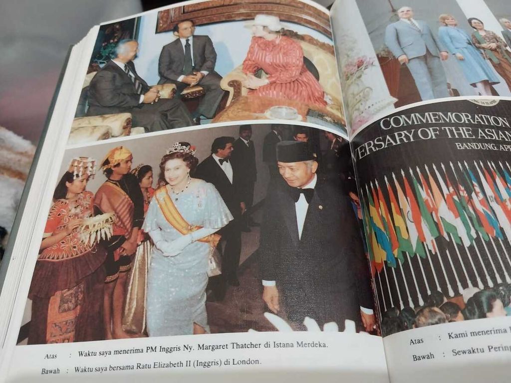 Sebuah foto dalam buku Otobiografi berjudul "Soeharto, Pikiran, Ucapan, dan Tindakan Saya" yang mengabadikan saat Presiden Soeharto bersama Ratu Elizabeth II di London, Inggris.