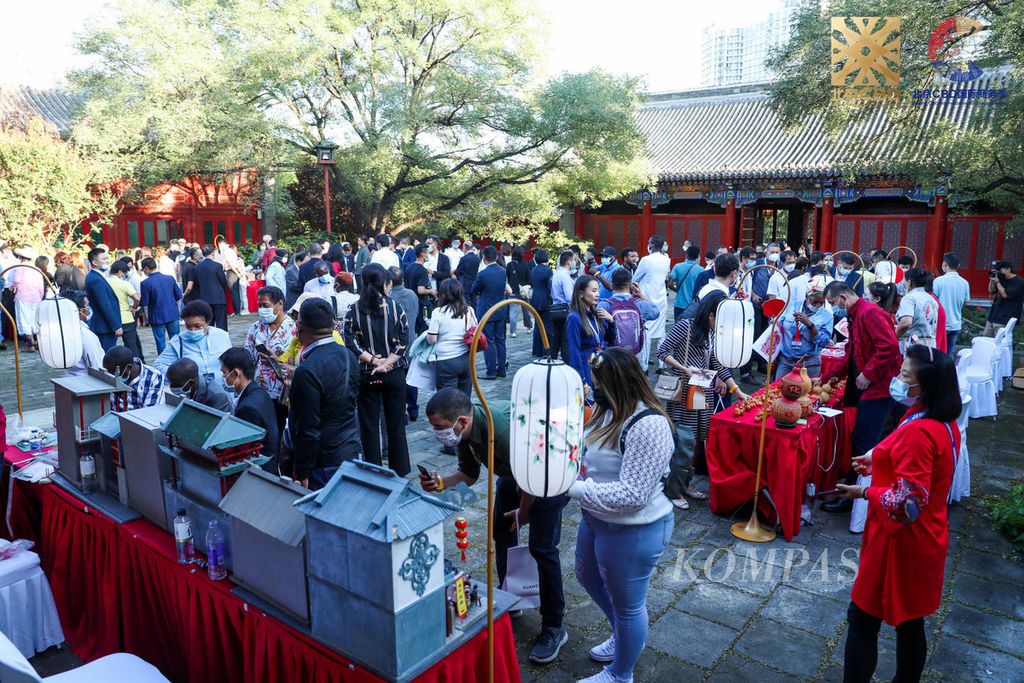 Puluhan wartawan asing dari 75 negara berkumpul bersama merayakan Mid Autumn Festival yang diselenggarakan Kementerian Luar Negeri China, Jumat (9/9/2022), di Prince Jun's Mansion Hotel, Beijing, China.