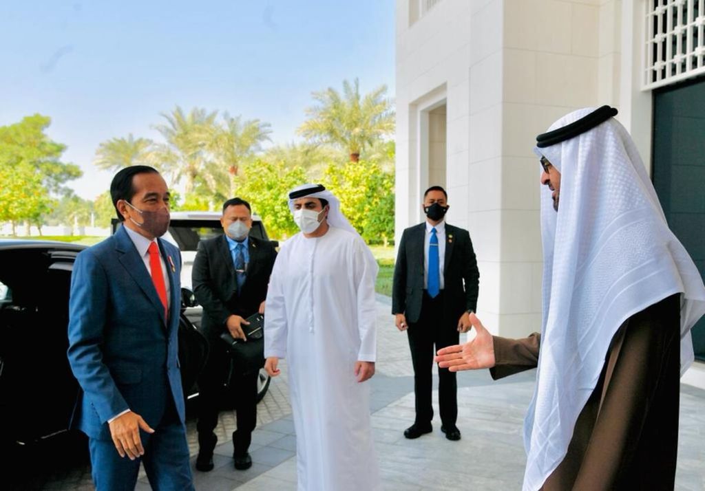 Presiden Joko Widodo disambut langsung Putra Mahkota Abu Dhabi dan Wakil Panglima Tertinggi Angkatan Bersenjata Uni Emirat Arab Sheikh Mohamed bin Zayed al-Nahyan di Istana Al-Shatie, Abu Dhabi, Uni Emirat Arab, Rabu (3/10/2021) siang waktu setempat.