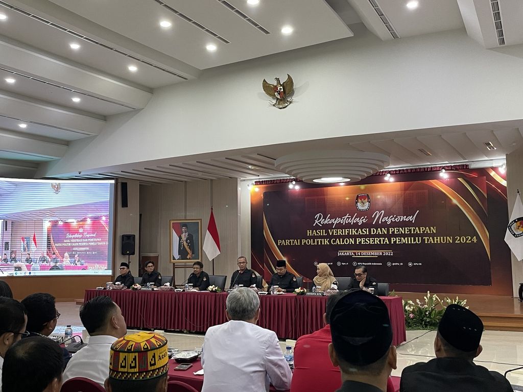 Rapat pleno rekapitulasi nasional hasil verifikasi dan penetapan partai politik peserta Pemilu 2024, Rabu (14/12/2022), di Gedung KPU, Jakarta.