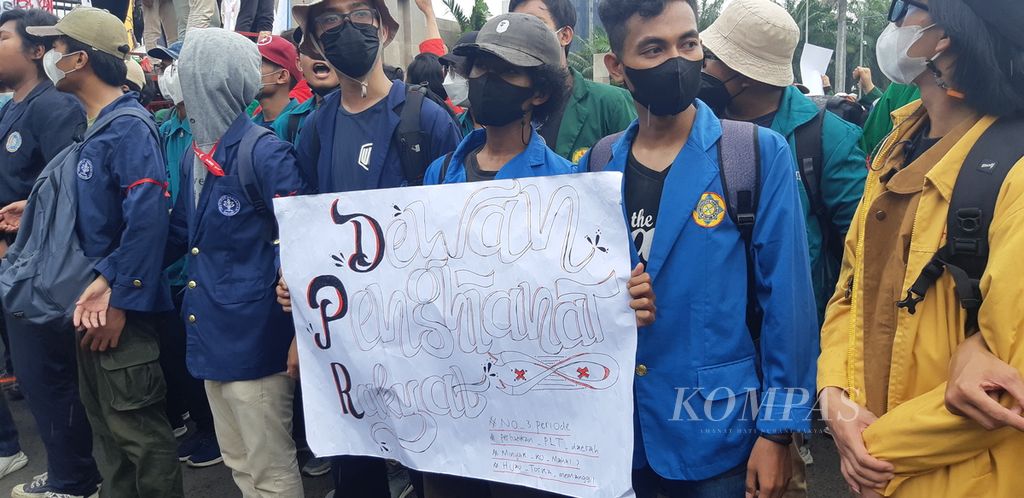 Mahasiswa aliansi Badan Eksekutif Mahasiswa Seluruh Indonesia membawa spanduk aspirasi saat berunjuk rasa di depan Gedung Parlemen, Jalan Gatot Subroto, Jakarta Pusat, Senin (11/4/2022) siang.