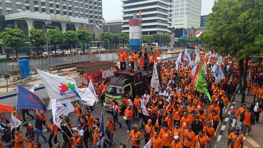 Rombongan pekerja melakukan berjalan (long march) dari pelataran Monumen Nasional menuju kawasan Air Mancur Thamrin, Jakarta, Senin (1/5/2023) untuk memperingati hari buruh internasional atau May Day 2023.