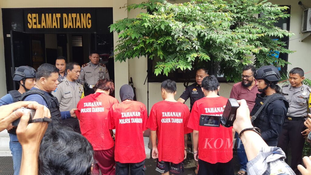 Empat begal yang dibekuk Polsek Tambun, Kabupaten Bekasi, di Kantor Polsek Tambun, Selasa (12/2/2019).