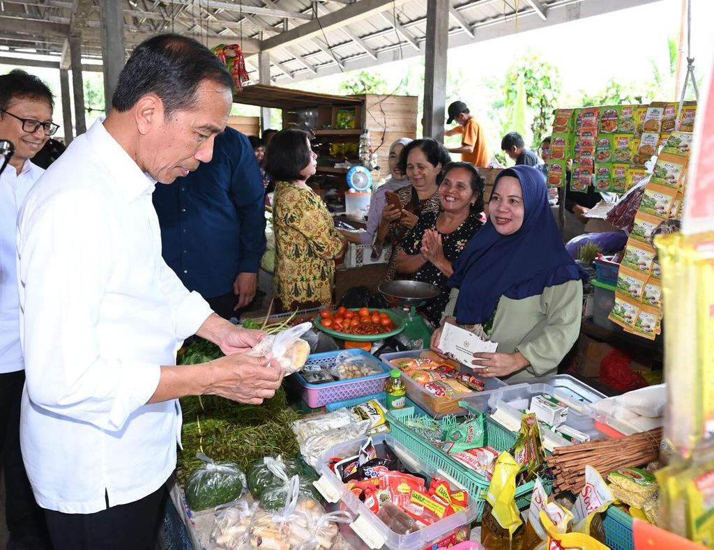 Presiden Joko Widodo mengecek harga komoditas di Pasar Pasar Temenggoeng Djaja Karti di Barito Timur, Kalimantan Tengah, Kamis (27/6/2024).