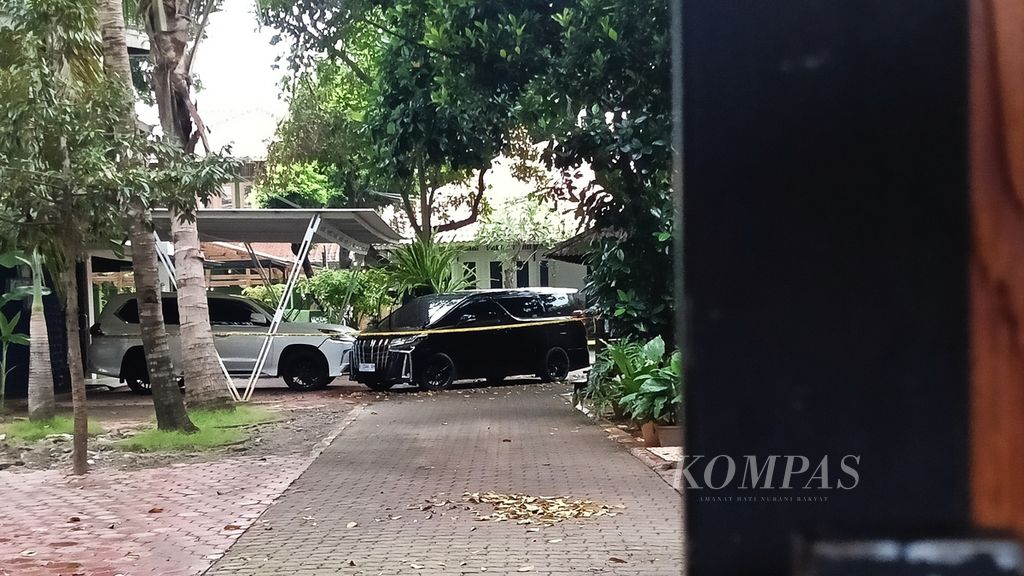 Garis polisi masih membentang di halaman rumah Nomor 20, di RT 005 RW 005, Jalan Mampang Prapatan IV, Kelurahan Tegal Parang, Jakarta Selatan, Sabtu (27/4/2024). Di rumah itu Brigadir Ridhal Ali Tomi tewas karena diduga bunuh diri.