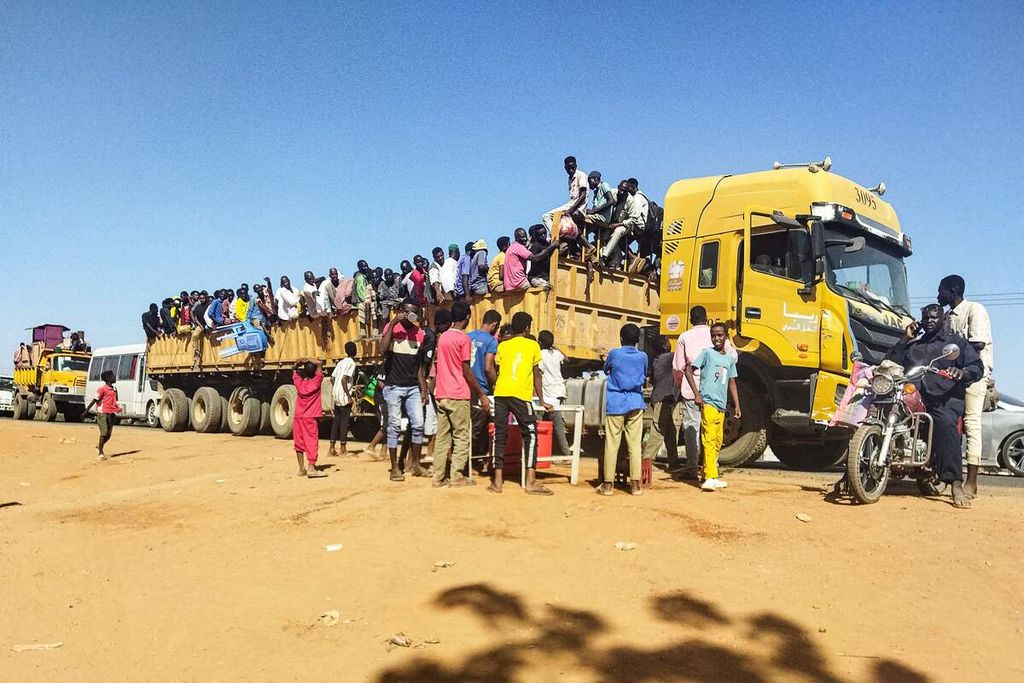 Warga Sudan mengungsi dengan naik truk di sebuah jalan di Wad Madani, ibu kota Negara Bagian Jazirah, Sudan, 16 Desember 2023. 