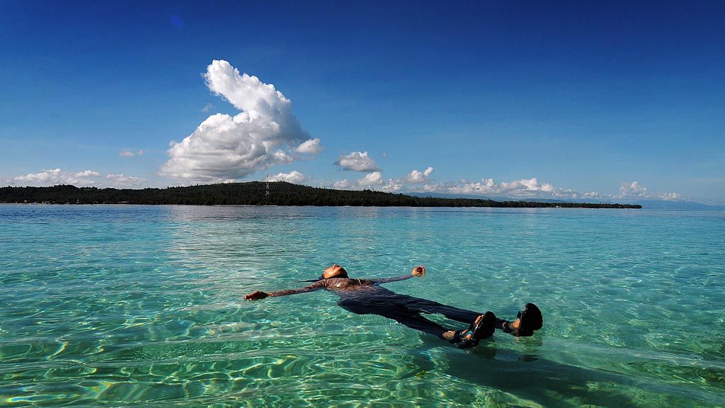 Merelakan jiwa dan raga dipeluk laut di  Pulau  Isa\'u, salah satu pulau di Kepualauan Tujuh, Maluku Tengah 