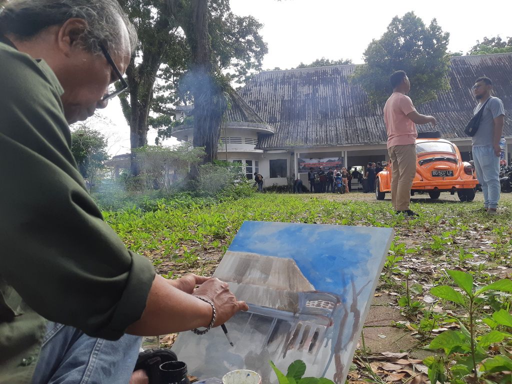 Edy Fahyuni (55) seorang seniman seni rupa di Palembang, Sumatera Selatan, sedang menggambar gedung balai pertemuan di kawasan Sekanak, Palembang. Sejumlah seniman meminta agar gedung ini digunakan sebagai gedung kesenian.