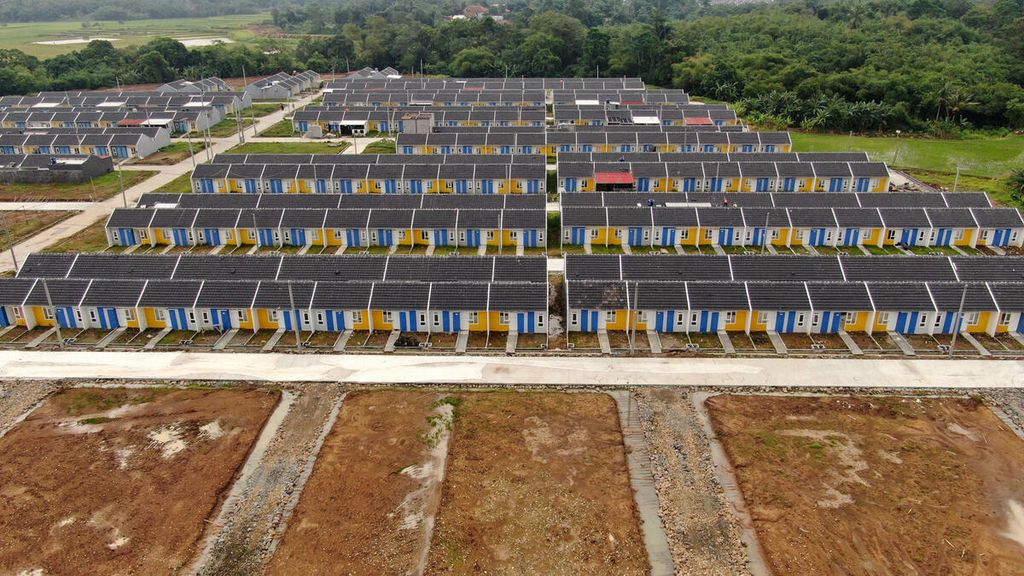 Deretan rumah baru yang hampir selesai pembangunannya di Cibunar, Kecamatan Parung Panjang, Kabupaten Bogor, Jawa Barat, Kamis (19/1/2023).