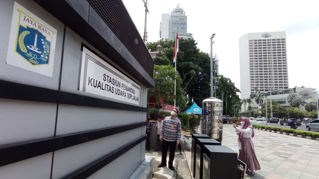 Warga melihat kualitas udara di Jakarta melalui stasiun pemantau kualitas udara Bundaran Hotel Indonesia di Jakarta, Jumat (28/1/2022).