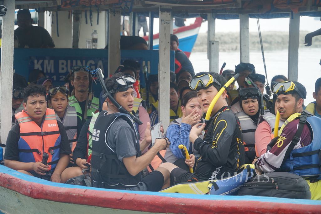 Wisatawan menumpang kapal motor milik masyarakat menuju titik snorkeling di Pulau Pari, Kabupaten Administrasi Kepulauan Seribu, Jakarta, Senin (1/1/2024). 