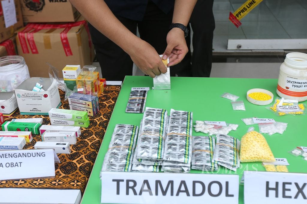 Petugas BPOM menyiapkan barang bukti sebelum rilis pengungkapan penjualan obat ilegal di depan toko kosmetik Bandara City Mall, Dadap, Tangerang, Banten, akhir 2019.