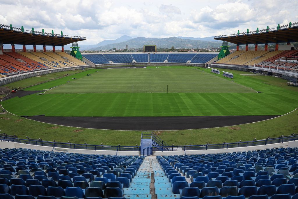 Suasana di dalam Stadion Si Jalak Harupat, Kabupaten Bandung, Senin (3/4/2023). Perbaikan Stadion Si Jalak Harupat tetap berlanjut meski Indonesia batal menjadi tuan rumah Piala Dunia U-20. Proses renovasi stadion tersebut telah memasuki tahap akhir. 