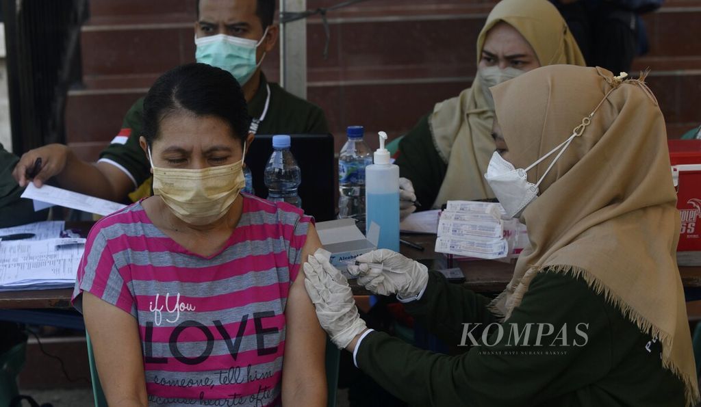 Warga mengikuti vaksinasi Covid-19 di gerai vaksin Kepolisian Sektor Cipondoh yang berlangsung di salah satu kompleks perumahan di Cipondoh, Kota Tangerang, Banten, Selasa (21/6/2022). 