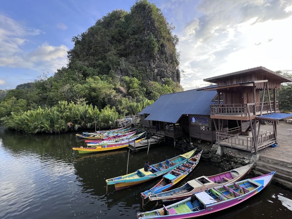  Jejeran perahu wisata di Dermaga 2, Kampung Karst Rammang-Rammang, Maros, Sulawesi Selatan, Selasa (2/8/2022). Perahu dan bukit karst adalah ciri khas kawasan wisata Rammang-Rammang.