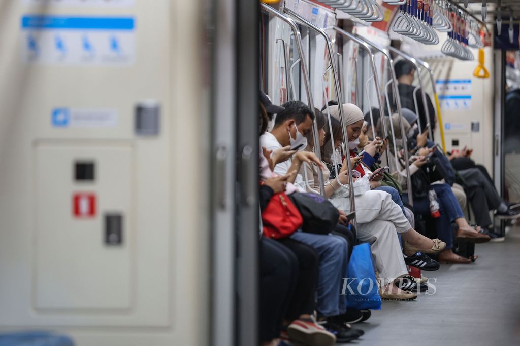 Penumpang MRT menunggu kereta tiba ke Stasiun MRT Dukuh Atas, Jakarta, Jumat (1/12/2024). 