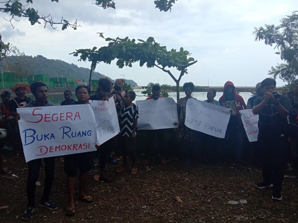 Aksi unjuk rasa yang diikuti puluhan warga di, Serui, Kabupaten Kepulauan Yapen, Papua, Senin (16/9/2019).