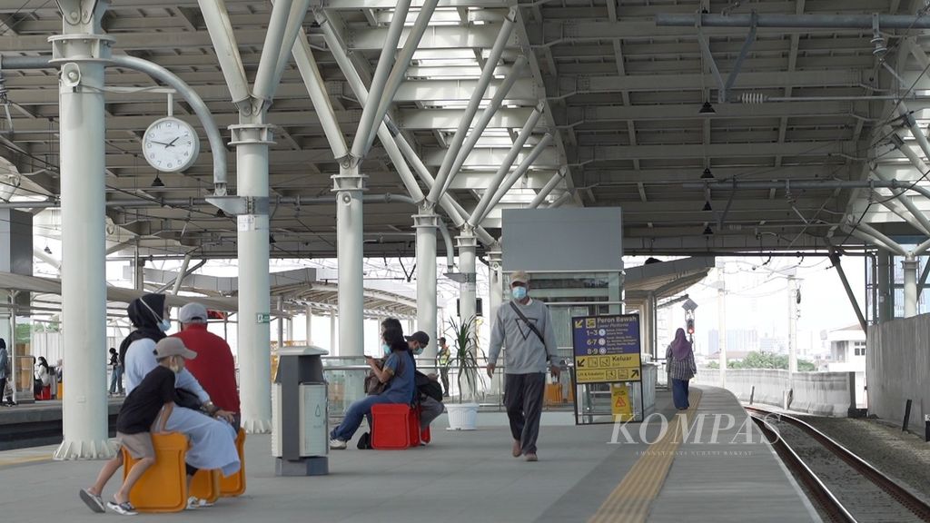 Suasana peron atas di Stasiun Manggarai, Selasa (24/5/2022). Jalur layang di stasiun ini ditujukan untuk KRL rute Bogor-Jakarta Kota.