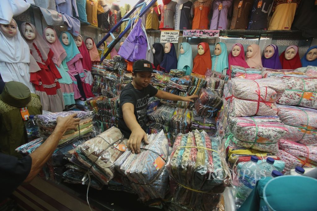 Aktivitas perniagaan di pusat garmen dan pakaian jadi Pasar Tanah Abang yang tak hanya melayani pasar lokal, tetapi juga mancanegara, Jakarta, Jumat (7/2/2020). 