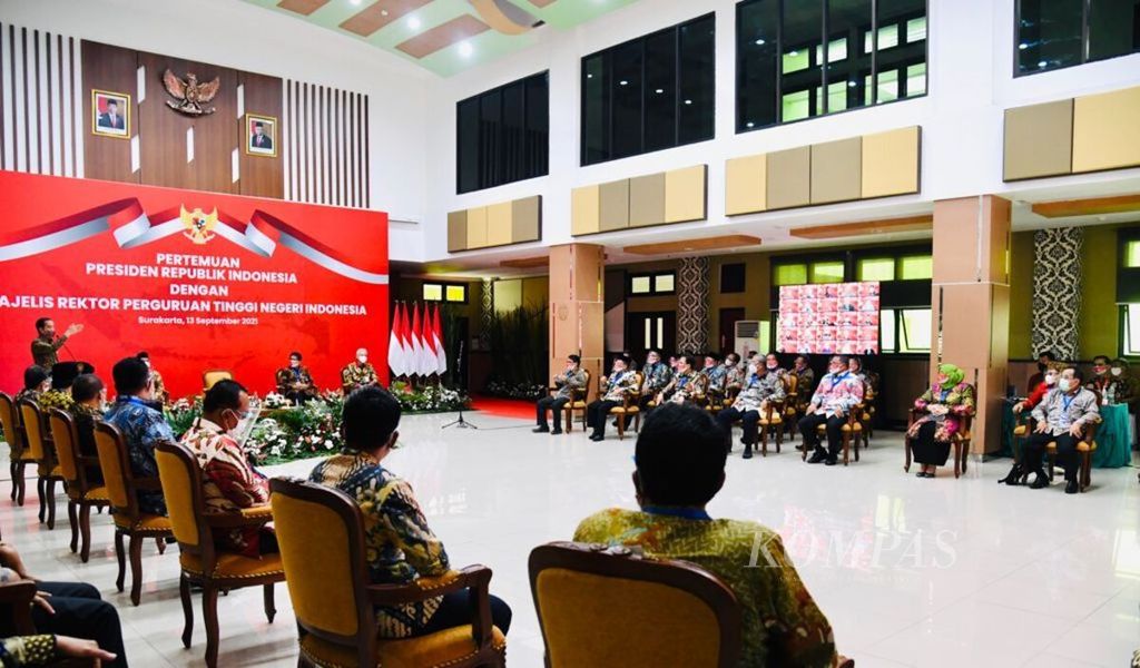 Presiden Joko Widodo saat memberi sambutan pada Pertemuan Majelis Rektor Perguruan Tinggi Negeri Indonesia di Auditorium Fakultas Kedokteran Universitas Sebelas Maret, Kota Surakarta, Jawa Tengah, Senin (13/9/2021).