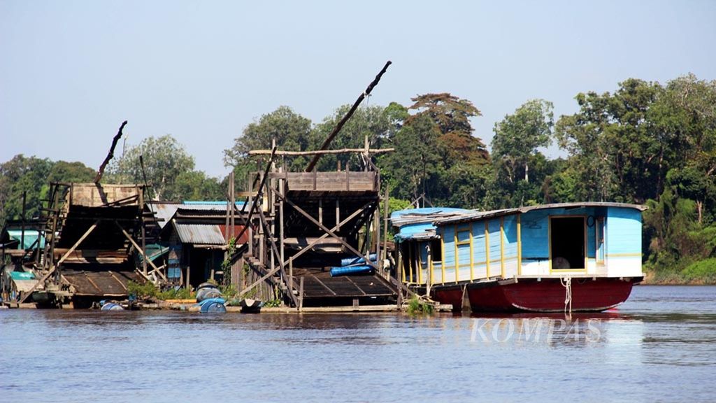 Suasana pertambangan emas ilegal di Sungai Kapuas, Kabupaten Sintang, Kalimantan Barat, 30 Juni 2019.