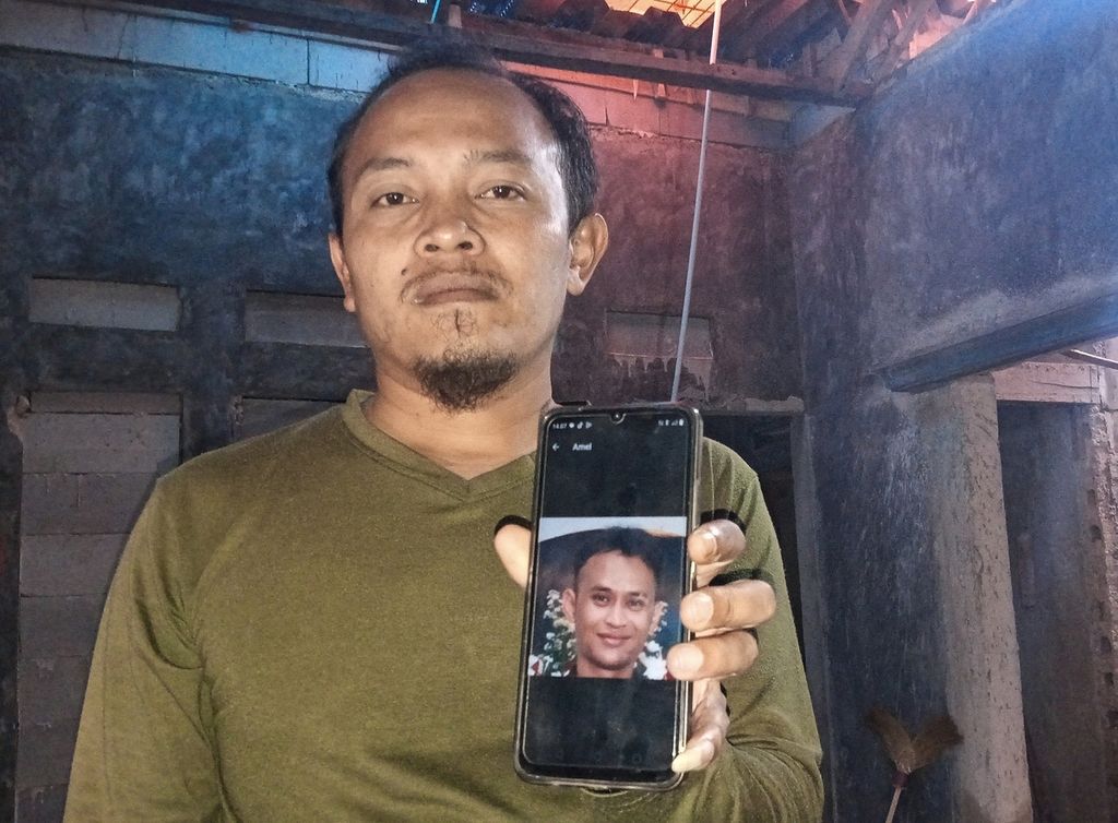 Afif Saifuddin (36), adik Mulyadi, saat menunjukan foto kakaknya, Rabu (2/8/2023), di Kampung Gunung Leutik, Desa Kiara Sari, Sukajaya, Kabupaten Bogor, Jawa Barat. 