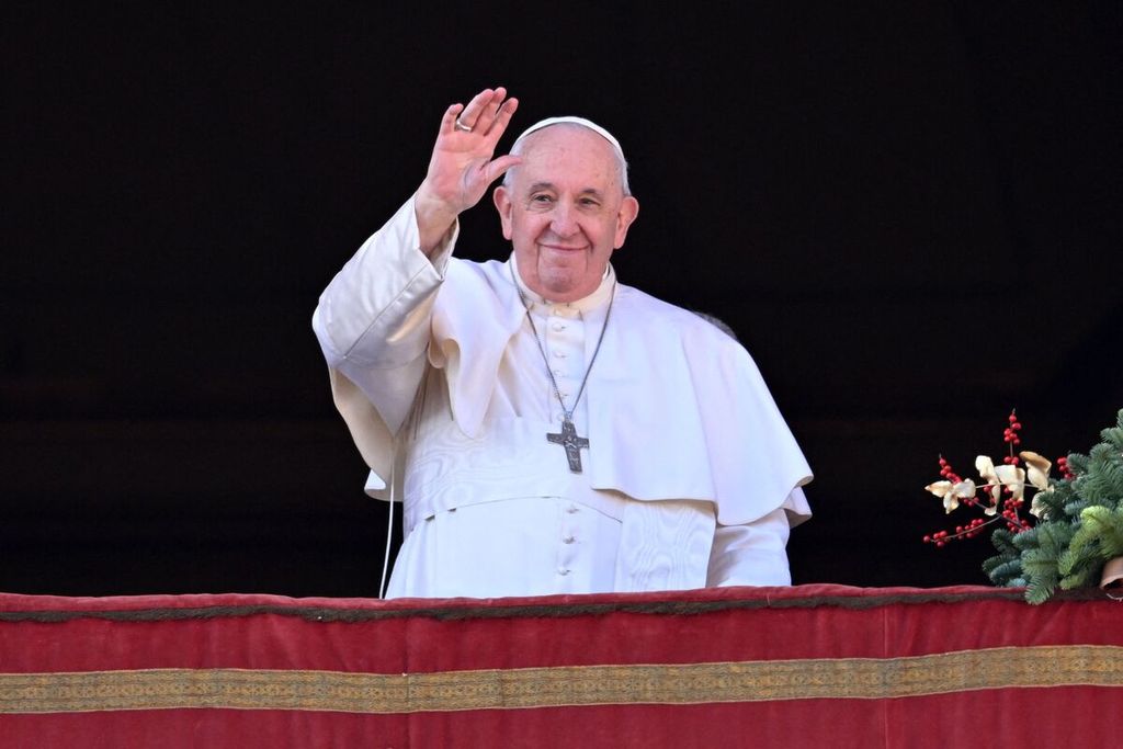 Paus Fransiskus melambaikan tangan pada jemaat yang hadir di St Peter's Square, Vatikan, 25 Desember 20222, untuk memberikan pesan Natal. Paus Fransiskus pada Mei 2023 mengatakan bahwa bahan pangan tidak boleh dijadikan senjata untuk menyandera "kebaikan Tuhan". 