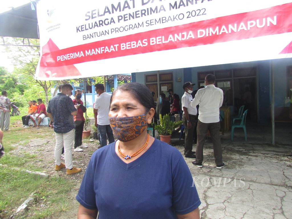A resident named Margaretha Mengi (52) who received the hope aid program at the Babau Village Head Office, Wednesday (2/3/2022).