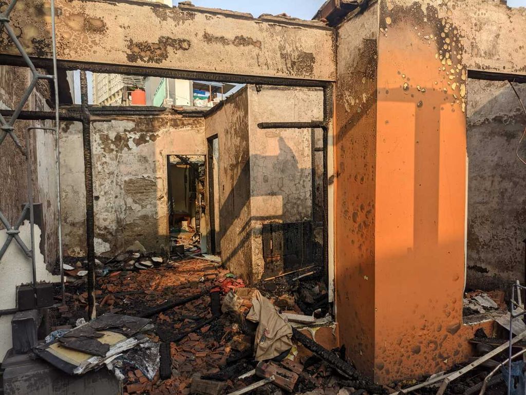 Rumah warga yang terbakar di kawasan Cakung, Jakarta Timur, Jumat (2/6/2023).