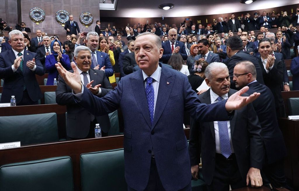 Presiden Turki dan Ketua Partai Keadilan dan Pembangunan (AKP) Recep Tayyip Erdogan (tengah) didampingi Perdana Menteri Turki Binali Yildirim (kanan) menyambut aplaus para anggota AKP dalam sidang di Majelis Nasional Agung Turki di Ankara, Turki, Rabu (1/2/2023). 