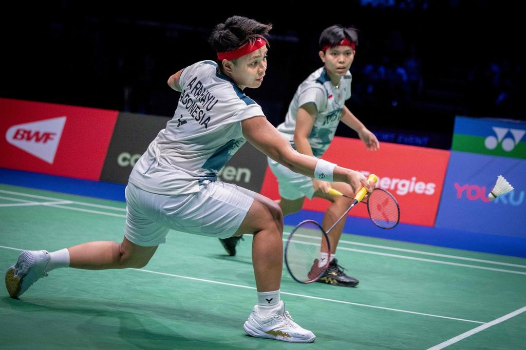 Ganda putri Apriyani Rahayu/Siti Fadia Silva Ramadhanti berlaga melawan pasangan China, Chen Qingchen/Jia Yifan pada final Kejuaraan Dunia Bulu Tangkis 2023 di Royal Arena, Kopenhagen, Denmark, Minggu (27/8/2023). Apriyani/Fadia kalah dari Chen/Jia, 16-21, 12-21.